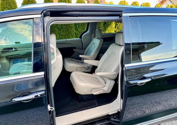 Chrysler Pacifica cena 86900 przebieg: 232231, rok produkcji 2018 z Czarne małe 781